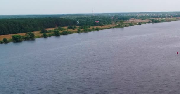 Volga flod antenn utsikt från flygande quadcopter över skogen. — Stockvideo