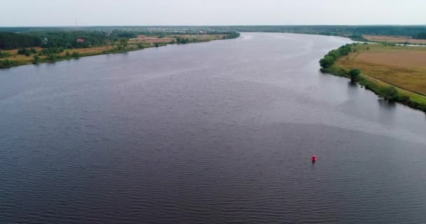 Hajlítás a Volga folyó légi kilátás repülő quadcopter erdő felett. — Stock videók