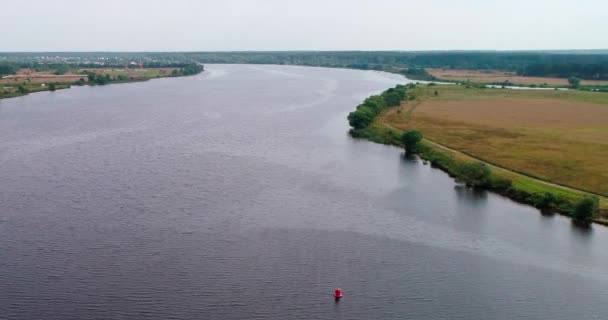 Hajlítás a Volga folyó légi kilátás repülő quadcopter erdő felett. — Stock videók