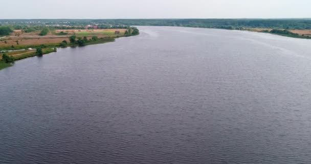 Vista aérea do rio Volga a partir do quadricóptero voador sobre a floresta. — Vídeo de Stock