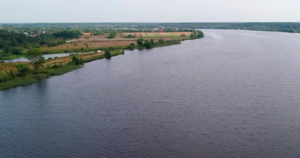 Volga river aerial view from flying quadcopter over forest. — Stock Video