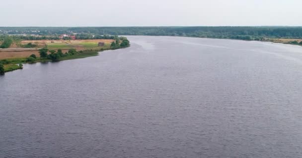 Dobre a vista aérea do rio Volga do quadricóptero voador sobre a floresta. — Vídeo de Stock