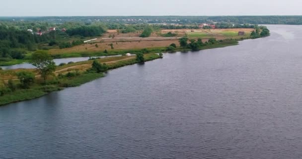 Village on Volga river aerial view from flying quadcopter over forest. — Stock Video