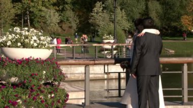 İnsanlar köprü park boyunca yazları gidiyorsun.