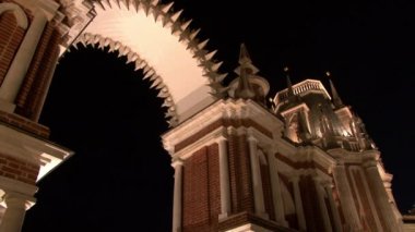 Gece Moskova'da Tsaritsyno Müzesinin inşaat kemerli.