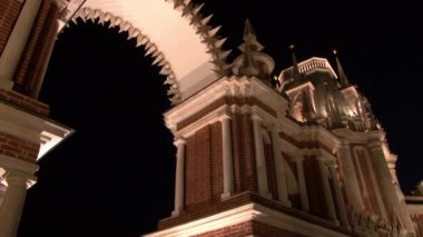 Gece Moskova'da Tsaritsyno Müzesinin inşaat kemerli.