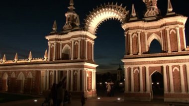 Kuleleri ve kale Tsaritsyno Müzesi Moskova'da kırmızı tuğla geceleri.