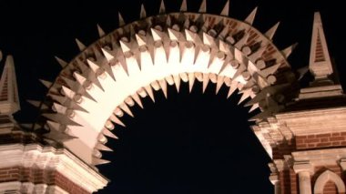 Gece Moskova'da Tsaritsyno Müzesinin inşaat kemerli.