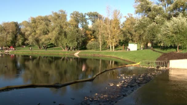 People are walking in a park near river in summer in Moscow. — Stock Video