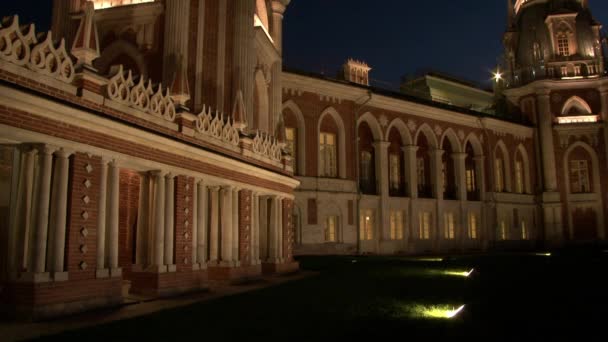 Torn och fästningar i rött tegel Tsaritsyno Museum i Moskva på natten. — Stockvideo