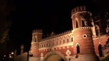 Kırmızı tuğla kuleleri ve kale Köprüsü Tsaritsyno Müzesi Moskova geceleri.