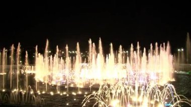 Geceleri Moskova 'da dans eden çeşmeler.