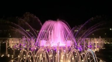 Çeşmeler Moskova'da ultraviyole renklerin dans geceleri.