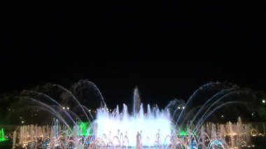 Geceleri Moskova 'da dans eden çeşmeler.