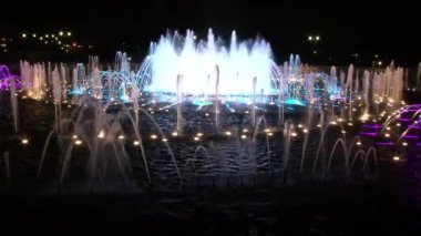 Geceleri Moskova 'da dans eden çeşmeler.
