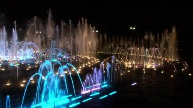 Geceleri Moskova 'da dans eden çeşmeler.