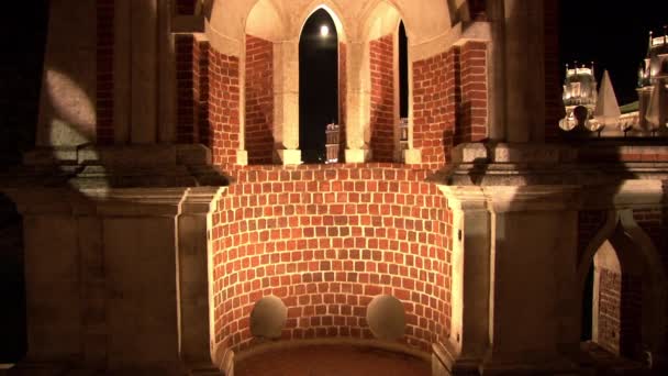 Red brick towers and fortresses of Tsaritsyno Museum in Moscow at night. — Stock Video