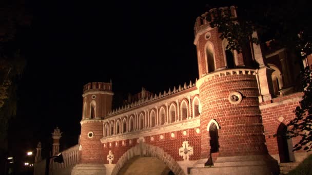 Torres de ladrillo rojo y fortalezas del puente Museo Tsaritsyno en Moscú por la noche . — Vídeos de Stock