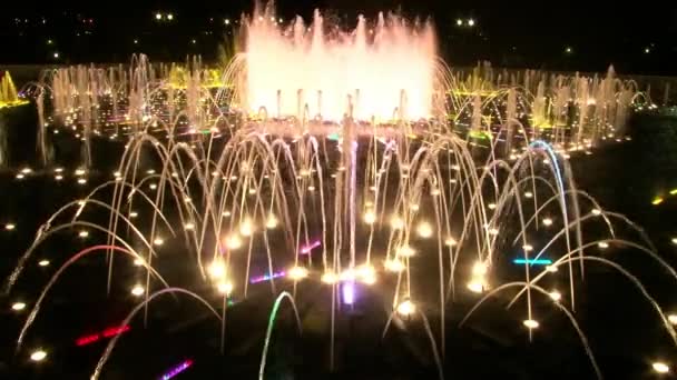 Tančící fontány v noci v Moskvě. — Stock video