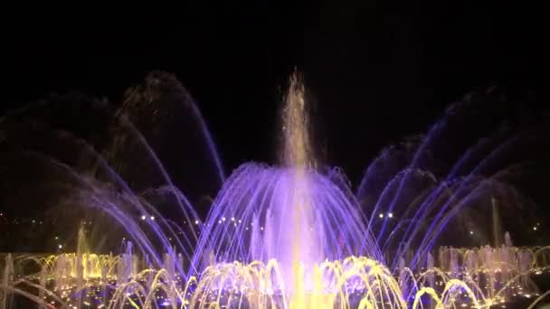 莫斯科夜间紫外线色的舞蹈喷泉. — 图库视频影像