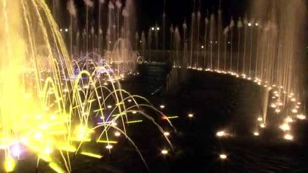 Bunte Springbrunnen tanzen in der Nacht in Moskau. — Stockvideo