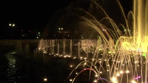 Dancing fountains in Moscow at night. — Stock Video