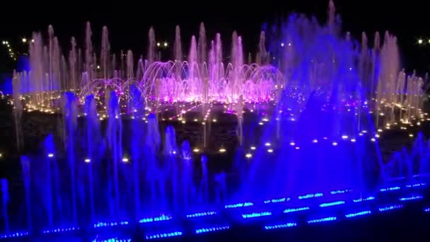 Dansende fonteinen van ultraviolet kleuren in Moskou 's nachts. — Stockvideo