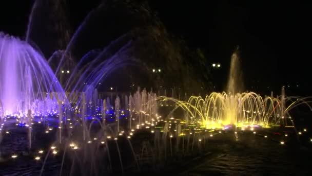 Dansande fontäner av ultraviolett färger i Moskva på natten. — Stockvideo