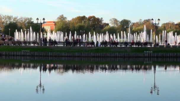 People in park on bench near fountains in summer in Moscow. — Stock Video