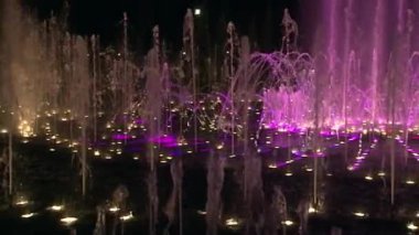 Yavaş hareket parlak renkli dans pınarlarına Moskova geceleri.