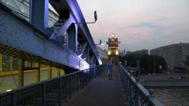 Pushkinsky Andreyevsky akşam nehirde köprüden.