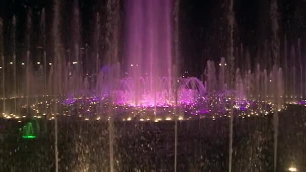 Медленное движение ярких красочных танцевальных фонтанов в Москве ночью . — стоковое видео