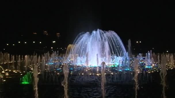 Slow motion dancing fountains in Moscow at night. — Stock Video