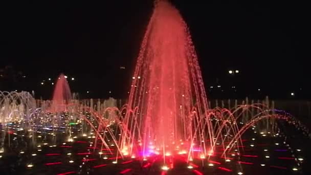 Slowmotion heldere kleurrijke dansende fonteinen in Moskou in de nacht. — Stockvideo