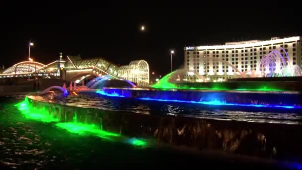 Fontes com luz ultravioleta cores na praça da Europa em Moscou à noite . — Vídeo de Stock