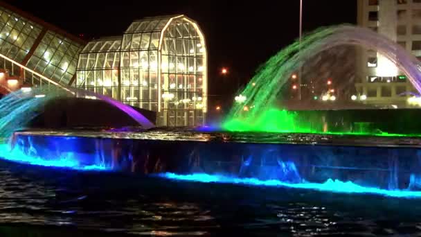 Fonteinen met ultraviolet lichtkleuren op plein van Europa in Moskou in de nacht. — Stockvideo