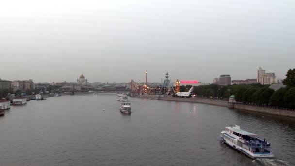 Flusskreuzfahrt auf Vergnügungs-Passagierjacht. — Stockvideo