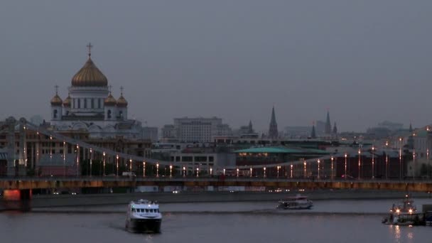 Hängebrücke über Fluss am Abend. — Stockvideo