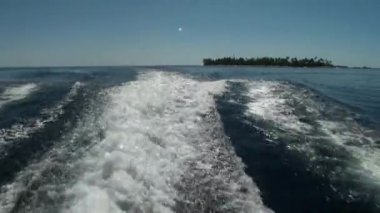 Dalgalar deniz okyanus su yüzeyinde gemi.