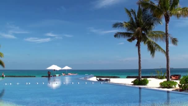 Piscina con lujosas vistas al mar en las Islas Maldivas . — Vídeo de stock