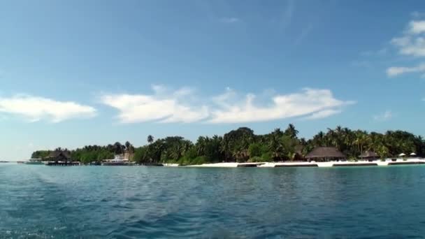 Malediven eilanden op achtergrond wateroppervlak in Oceaan. — Stockvideo