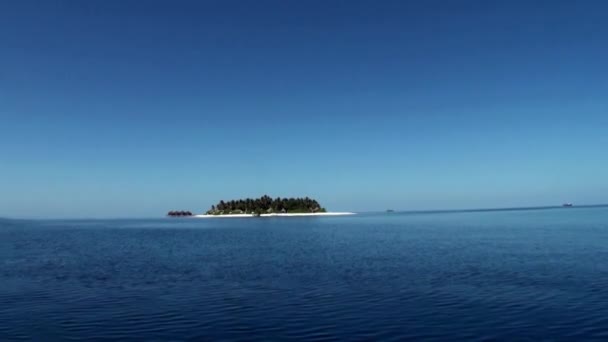 Мальдивские острова на поверхности воды в океане . — стоковое видео