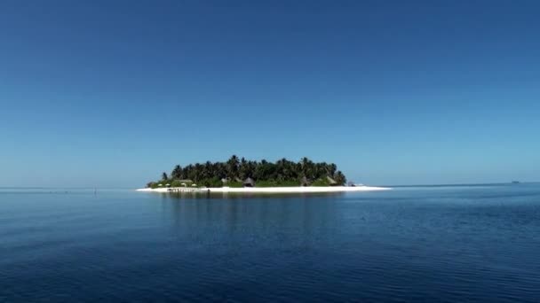 Maldives Îles sur fond d'eau de surface dans l'océan . — Video