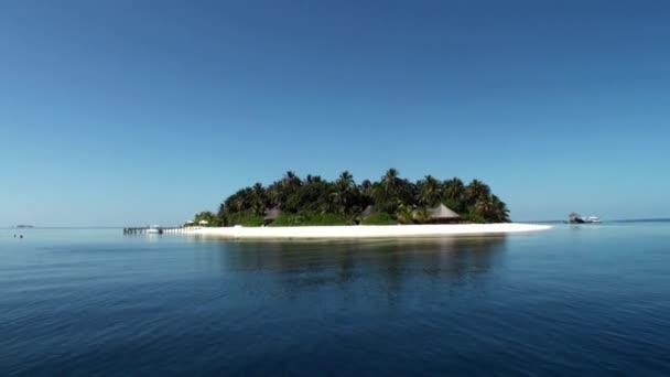 Malediven Inseln im Hintergrund Wasseroberfläche im Ozean. — Stockvideo