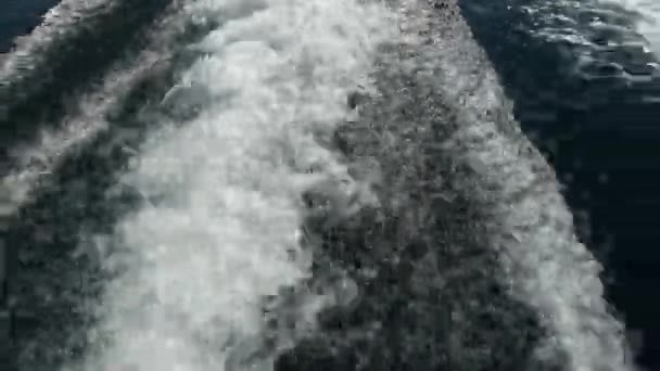 Ondas marinas desde el barco en la superficie del agua en el océano . — Vídeo de stock