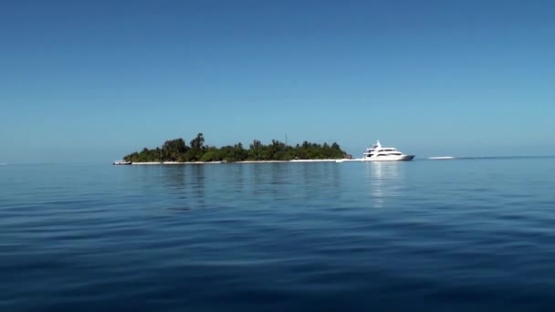 Yacht nära Maldiverna på bakgrunden vattenytan i havet. — Stockvideo