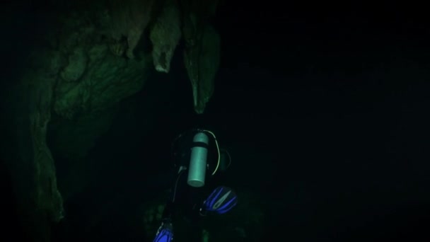 Potápění pod vodou v jeskyní cenotes Mexiko Yucatán. — Stock video