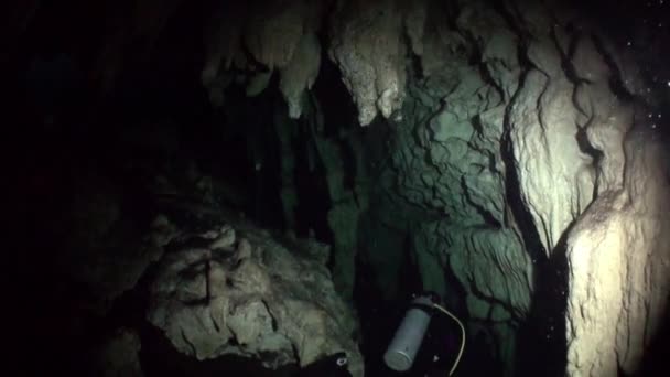 Rocks in a cave of Yucatan cenotes underwater caves in Mexico. — Stock Video