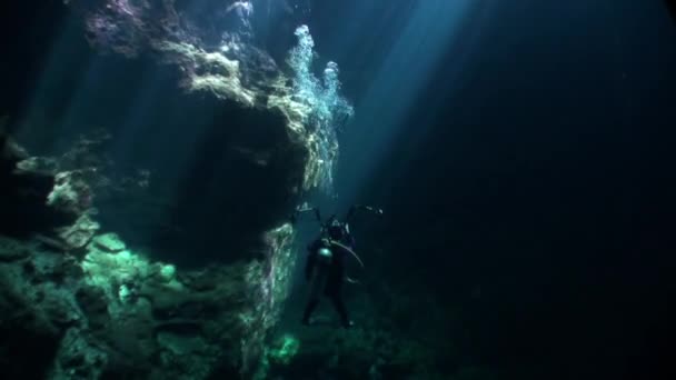 Cenotes Yucatan pod vodou v Mexiku. — Stock video