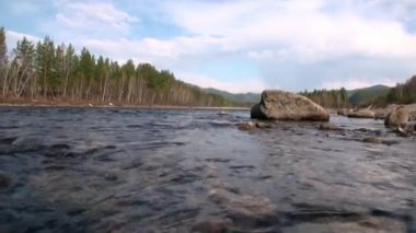 Dağ nehri Temnik, Baykal Devlet Doğa Koruma Alanı 'nın sınırında..
